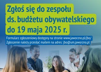 Grafika promuje XIII edycję Jaworznickiego Budżetu Obywatelskiego. Na zdjęciu widzimy grupę uśmiechniętych osób, które stoją w kręgu i kładą dłonie jedna na drugiej – symbol współpracy i zaangażowania. Tło jest niebiesko-zielone, a główny napis informuje: „Zgłoś się do zespołu ds. budżetu obywatelskiego do 19 maja 2025 r.”. Podano też adres strony internetowej oraz e-mail do zgłoszeń.